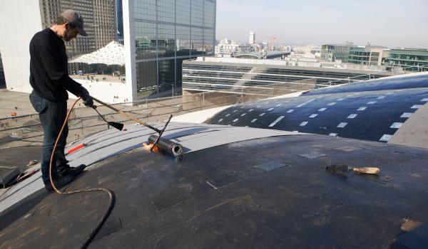 Étancheur sur les toits près de la Défense
