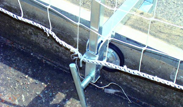 pince garde-corps et filet pour la protection périphérique temporaire